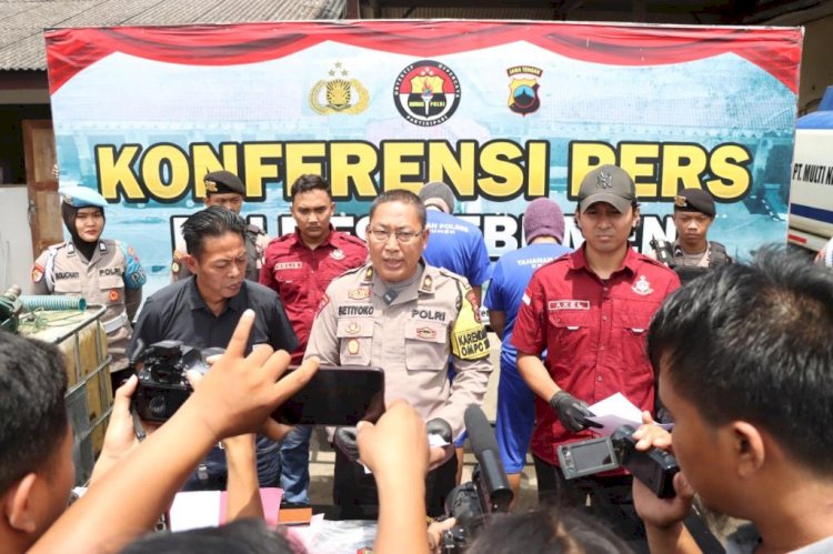 Kabagops Polres Kebumen Kompol Setiyoko memberikan keterangan pers tentang ungkap kasus penyalahgunaan bbm bersubsidi jenis biosolar. Budi Agung/RMOLJateng