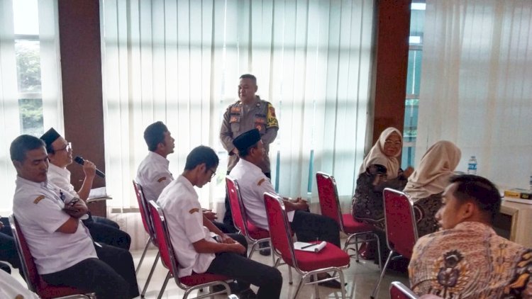 Konselor Polres Purbalingga Iptu Teguh Susilo, S.Psi., M.Psi., Pemateri Dalam Kegiatan In-House Training Penguatan Iklim Keamanan Dan Kebhinekaan Untuk Mewujudkan Lingkungan Sekolah Yang Aman, Rabu (04/12) Siang. Istimewa