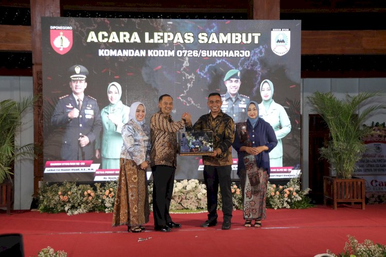 Lepas Sambut Komandan Kodim (Dandim) 0726 Sukoharjo Dari Letkol. CZI. Slamet Riyadi Kepada Letkol. Inf Supri Siswanto Di Taman Budaya Sukoharjo Gayam, Rabu (04/12) Malam. Istimewa