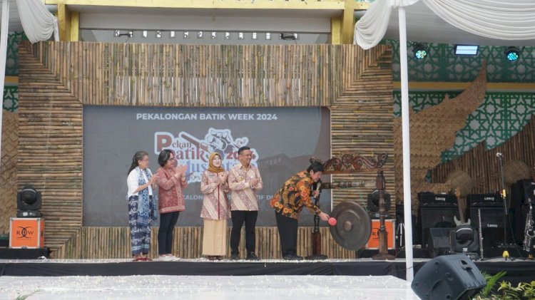 Pekan Batik Nusantara (PBN) 2024 Diselenggarakan Di Kawasan Gapura Nusantara Alun-Alun Pekalongan Sejak 4 Desember Hingga 8 Desember 2024 Yang Dimeriahkan Berbagai UMKM Dari Ekonomi Kreatif Subsektor Batik, Makanan Dan Minuman, Kerajinan. Istimewa