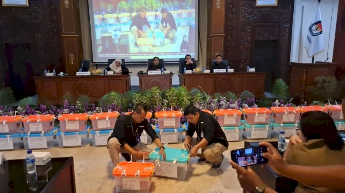 Proses rekapitulasi penghitungan suara di tingkat Kabupaten Karanganyar. Dian Tanti/RMOLJateng
