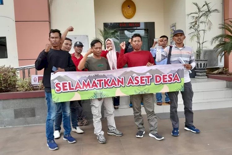 Sejumlah Warga Tegaldowo Membentangkan Spanduk Sebelum Sidang PTUN. Pemdes Tegaldowo Untuk RMOLJawaTengah