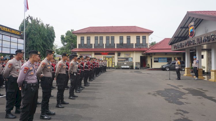 Kapolres Purbalingga AKBP Rosyid Hartanto Melepas Personel Pengendalian Massa (Dalmas) Nusantara Dari Badan Pemeliharaan Keamanan (Baharkam) Polri Yang Sebelunya Diperbantukan Untuk Melaksanakan Pengamanan Tahapan Pemilihan Kepala Daerah (Pilkada), Jumat (06/12). Istimewa