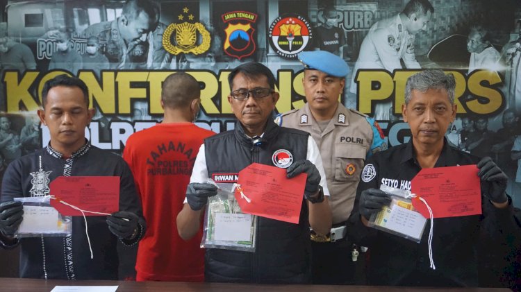 Kasat Reserse Narkoba Polres Purbalingga, AKP Ihwan Ma'ruf, Didampingi Kasi Humas Iptu Setyo Hadi Saat Konferensi Pers Jumat (06/12) Mengatakan Pengungkapan Kasus Berawal Dari Laporan Masyarakat Melalui Aplikasi SIAP Polres Purbalingga Tentang Dugaan Adanya Penjual Obat Terlarang Di Desa Tlagayasa, Kecamatan Bobotsari. Istimewa