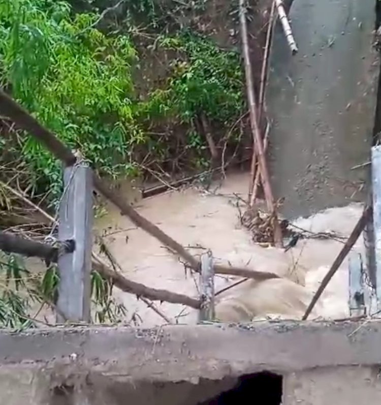 Jembatan Pertanian di Desa Waru, Rembang Kota, ambrol di terjang banjir. Yon/RMOLJateng