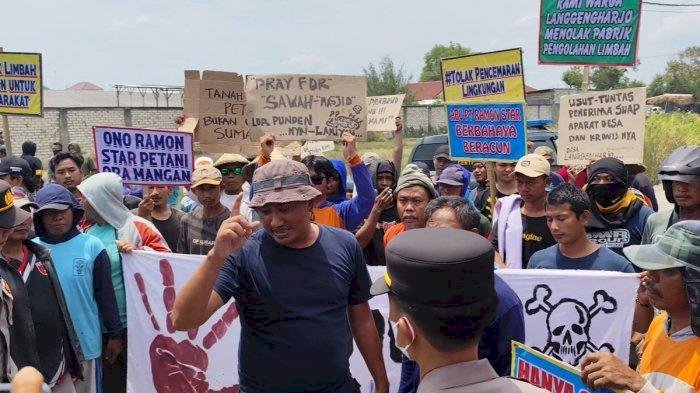 Puluhan warga Desa Langgenharjo, Juwana, Pati, protes pencemaran limbah dari PT New Ramon Star. Foto lain, PT New Ramon Star olah limbah menjadi batako. Istimewa