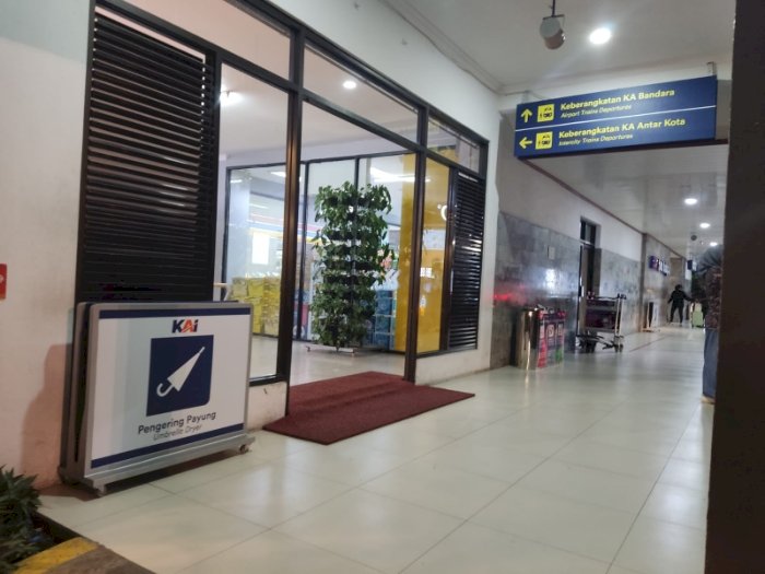 Alat Pengering Payung Di Stasiun. Dian Tanti Burhani/RMOLJawaTengah