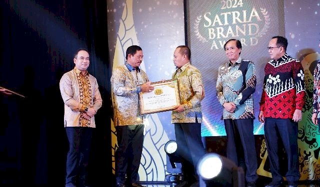 Sekda Pati Jumani Mewakili Pj Bupati Sujarwanto Saat Menerima Anugrah Staria Award. Humas Pemkab Pati Untuk RMOLJawaTengah