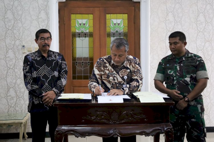 Pj Bupati Hary Agung Prabowo Menandatangani Perjanjian Kerja Sama Antara Pemkab Temanggung Dengan Komandan Kodim 0706 Temanggung Tentang Keamanan Dan Ketertiban Umum, Yang Dilangsungkan Di Ruang Gajah, Pendopo Jenar Pada Jumat, (6/12/2024) Siang. Istimewa