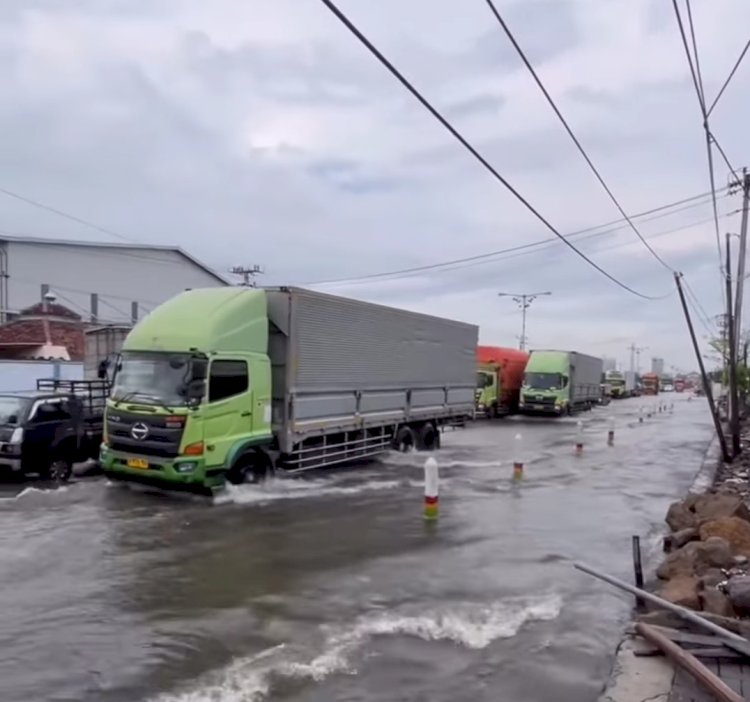 Pasang Pesisir Mengakibatkan Jalur Pantura Semarang-Demak Tergenang Rob Dua Arah. Dicky A Wijaya/RMOLJawaTengah