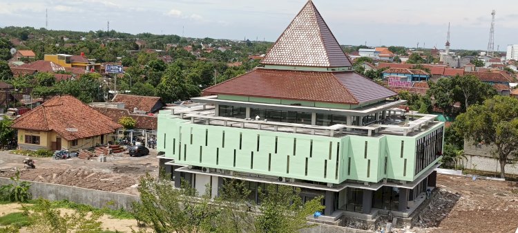 Gedung Perpustakaan Umum Di Jalan Jendral Sudirman Rembang Yang Pengerjaannya Belum Selesai. Diambil Dari Balkon Lantai 4 Hotel Di Rembang. Yon Daryono/RMOLJawaTengah