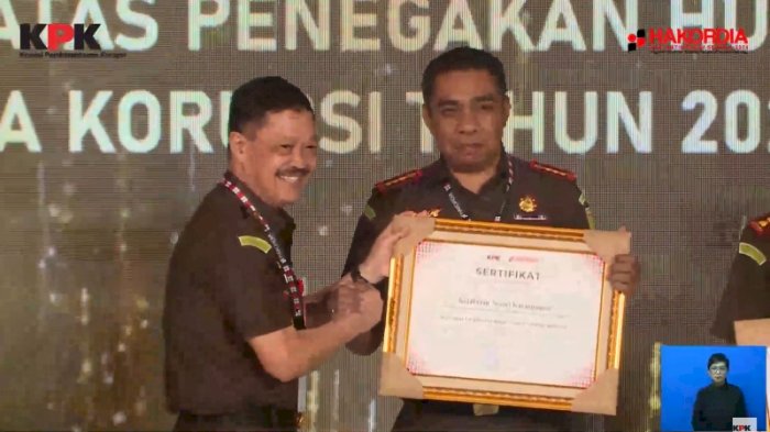 Tangkapan layar penyerahan penghargaan kepada Kajari Karanganyar Roberth Jimmi Lambila. Istimewa