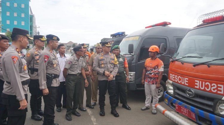 Polres Pekalongan Kota Bersama Jajaran Pemerintah Kota Pekalongan,TNI, Brimob Dan Instansi Terkait Lainnya Menggelar Apel Gabungan Kesiapsiagaan Bencana Tahun 2024, Berlangsung Di  Halaman Mapolres Pekalongan Kota, Senin (09/12). Istimewa
