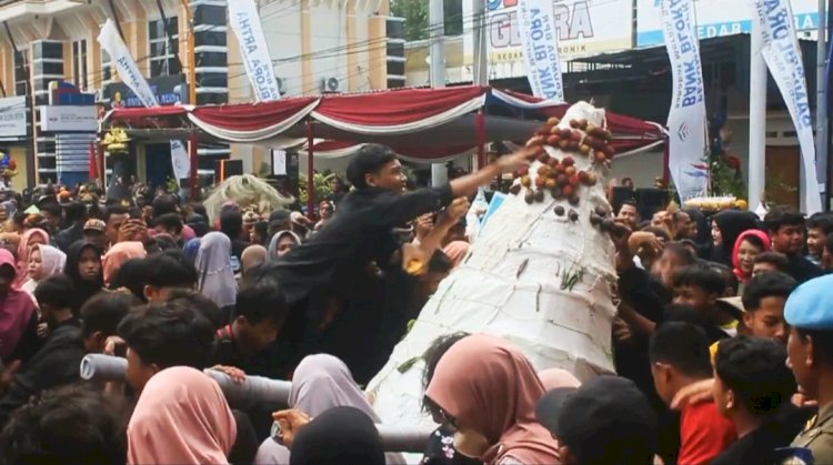 Warga Blora berebut gunungan dalam Hari Jadi Kabupaten Blora ke 275, Selasa (10/12) siang.