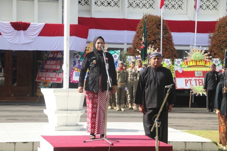 Wakil Bupati Blora Tri Yuli Setyowati Menjadi Inspektur Upacara Hari Jadi Ke-275 Kabupaten Blora Dirayakan Di Halaman Depan Kantor Sekretariat (Setda) Blora, Jalan Pemuda Nomor 12 Blora, Jawa Tengah, Rabu (11/12). Istimewa