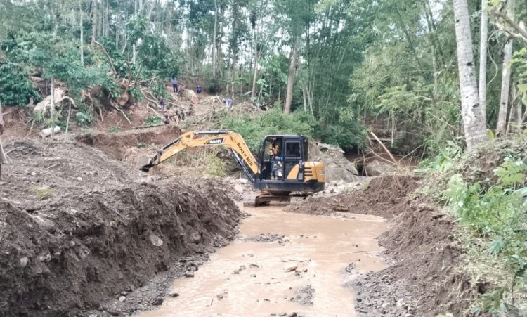 Penyisiran Sungai Di Desa Duren Kecamatan Pagedongan, Kabupaten Banjarnegara. Arief Ferdianto/RMOLJawaTengah