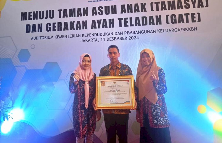 Kades Pasarbanggi H Rasno diapit dua pendamping dari Dinas Sosial Rembang. Pemdes Pasarbanggi untuk RMOLJateng