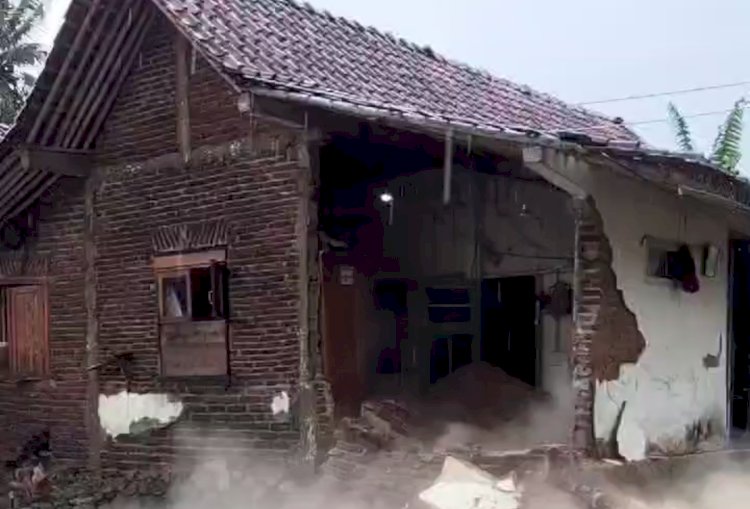 Dinding tembok rumah milik Edi Pongah, Warga Desa Gumiwang Kecamatan Purwanegara ambruk. Istimewa/tangkapan layar video amatir