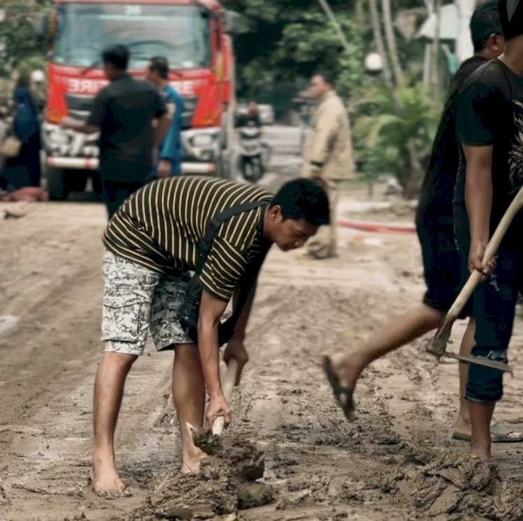 Damkar Kota Semarang Turun Membantu Warga Kedungmundu Bersih-Bersih Pasca Banjir Menerjunkan Tim Dan Armada, Kamis (12/12). Istimewa
