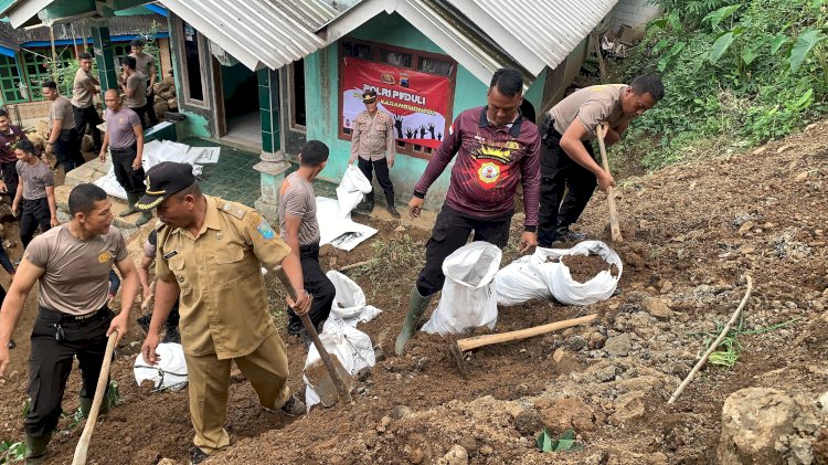 Polisi Dari Polres Purbalingga Yang Tergabung Dalam Pleton Siaga Bencana Melaksanakan Kerja Bakti Membersihkan Material Longsor Di Wilayah Dusun Karanggintung, Desa Sirau, Kecamatan Karangmoncol, Kabupaten Purbaiingga, Senin (16/12). Istimewa
