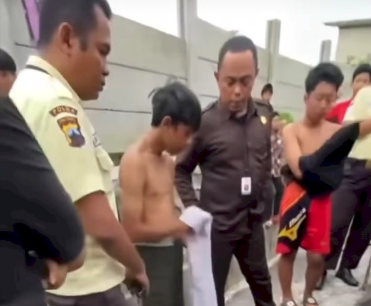 Tangkapan Layar Dua Orang Pemuda Remaja Di Bawah Umur Sesudah Ditangkap Saat Konvoi Bawa Senjata Tajam Di Jalan Baru Undip, Jumat (20/12) Sore. 