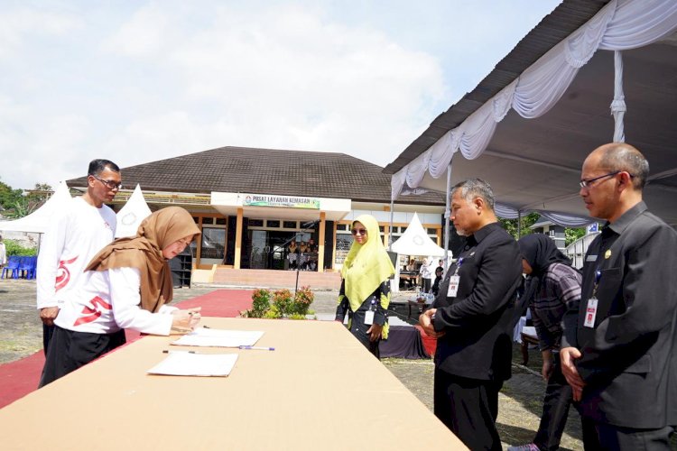 Pj Bupati Hary Agung Prabowo Apresiasi Pencanangan Pembangunan Zona Integritas Menuju Wilayah Bebas Korupsi (WBK) Dan Wilayah Birokrasi Bersih Dan Melayani (WBBM) Yang Diinisiasi Oleh Dinas Koperasi, Usaha Kecil, Menengah, Dan Perdagangan (Dinkopdag). [R]