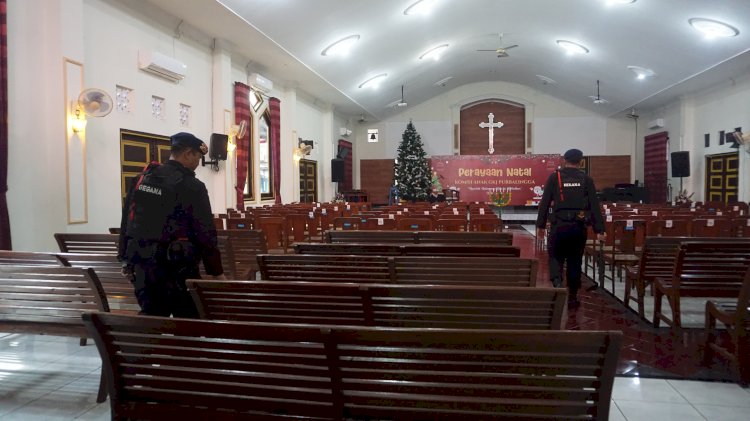 Giat Tim Gegana Satuan Brimob Dalam Sterilisasi Tiga Gereja Besar Di Purbalingga Pada Sabtu (21/12). Istimewa