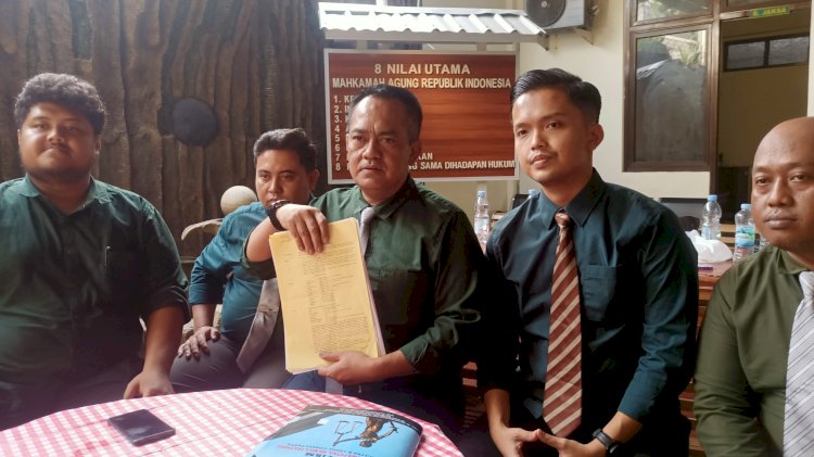 Kuasa Hukum R, BRM Kusuma Putra menunjukan bukti persidangan usai mengikuti sidang lanjutan pra peradilan kasus dugaan pencabulan Grobogan, Jumat (20/12) sore. Rubadi/ RMOLJateng. 