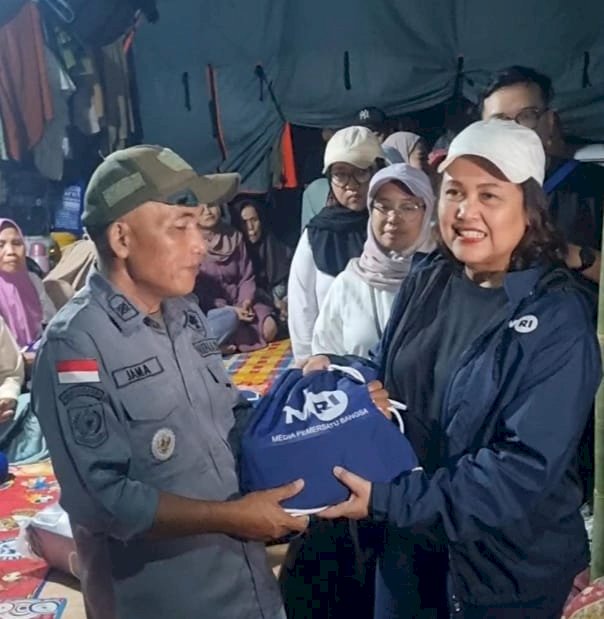 Direktur Pengembangan Dan Usaha TVRI, Wulan Purbodjati Menyerahkan Tanda Kasih Dalam Rangkaian Acara Capacity Building Di Desa Lembursawah, Pabuaran, Sukabumi, Jumat (20/12) Malam. Juniarti Soehardjo/RMOLJateng