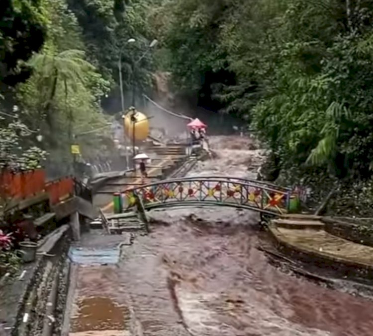 Hujan deras menyebabkan banjir di Kawasan Wisata Guci, Tegal, Jumat (20/12) terjadi saat libur panjang akhir tahun 2024. Dok RMOLJateng