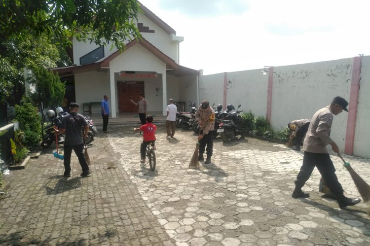 Menjelang Perayaan Natal, petugas Polres Tegal bergotong royong membersihkan gereja, Senin (23/12). Istimewa