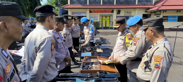 Propam Polres Purbalingga Periksa Senjata Api Inventaris Dinas Polsek Dan Personel, Senin (23/12). Istimewa
