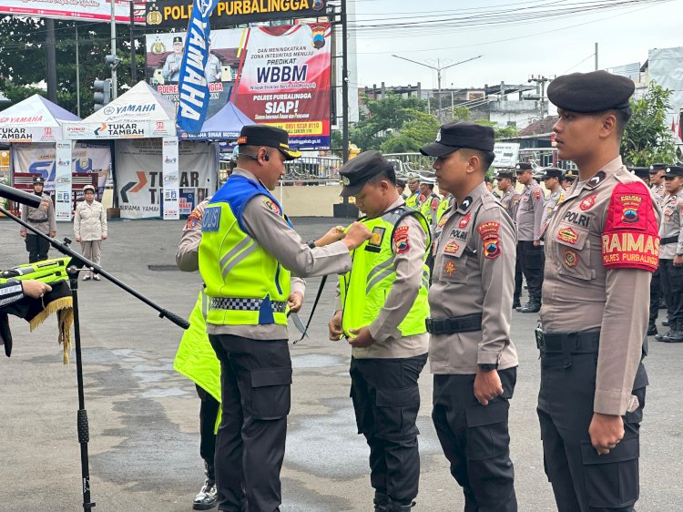 Kapolres Purbalingga Serahkan Rompi Untuk Personel Operasi Lilin Candi 2024. Istimewa