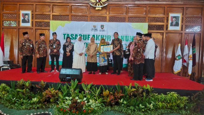 Walikota Solo Teguh Prakosa secara simbolis menyerahkan bantuan kepada penerima manfaat dari Baznas. Dian Tanti/RMOLJateng
