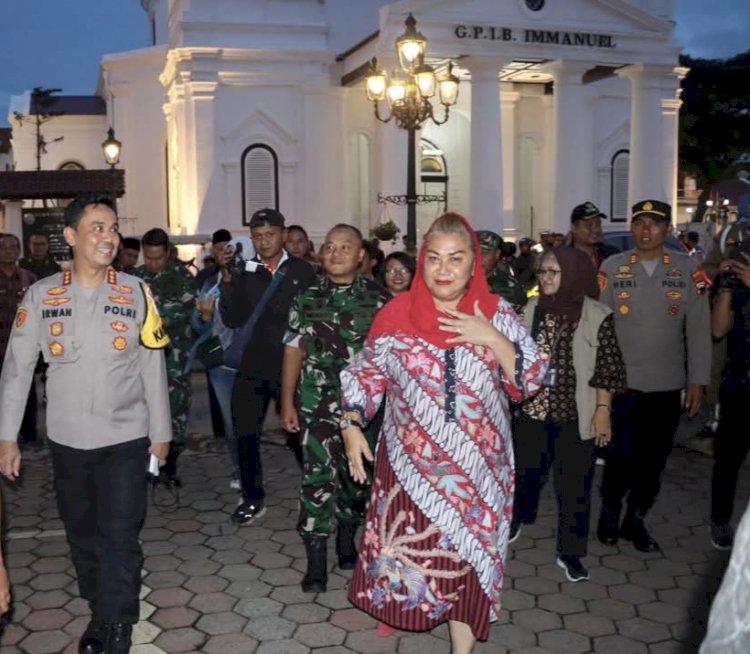Forkopimda Pemerintah Kota (Pemkot) Semarang laksanakan tinjauan Misa dan perayaan Malam Natal, Selasa (24/12) malam di Gereja Blenduk. Dicky Aditya/RMOLJateng