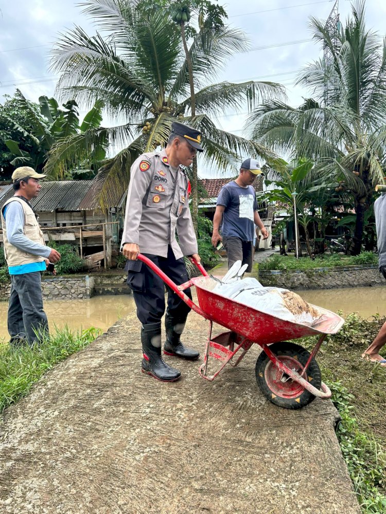 TNI Dan Polri Bersinergi Perbaiki Tanggul Jebol Di Desa Majasari Kecamatan Bukateja. Istimewa