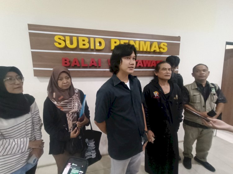 Para peserta penari keberatan atas gagalnya acara 'Semarang Economy Creative' (SEM) di Taman Indonesia Kaya membuat laporan ke Polda Jawa Tengah, Kamis (26/12). Dicky Aditya/RMOLJateng