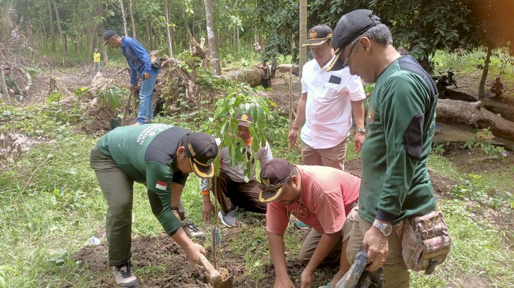 Administratur Purwodadi bersama jajaran dan kepala desa Tambakselo saat melakukan penanaman pohon di sekitar area Sendang Kemantren Tambakselo Wirosari Grobogan Jawa Tengah, Jumat (27/12) siang.