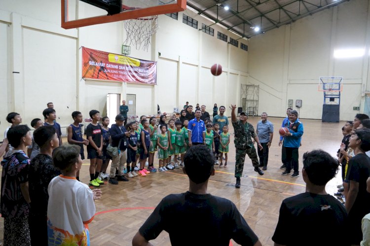 Lemparan Bola Basket Pertama Dilakukan Oleh Pj Bupati Temanggung Dan Ketua Umum Perbasi Temanggung. Istimewa
