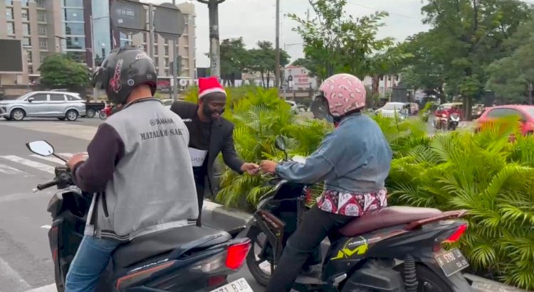 Aksi damai PMKRI di Lampu Merah depan Mapolda Jawa Tengah, Senin (30/12) sore, dengan bagi-bagi hadiah ke para pengendara sebagai bentuk ajakan meminta masyarakat memberikan dukungan penolakan kenaikan PPN 12 persen di tahun 2025. Dicky Aditya/RMOLJateng