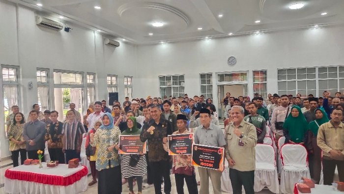 Pemkab Karanganyar Salurkan Rp448 Juta Bantu 110 KK Terdampak Bencana. Dian Tanti Burhani/RMOLJawaTengah