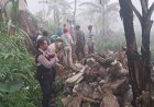 Gotong Royong Masyarakat Bersama TNI, Polri Dan BPBD Membersihkan Puing-Puing Dapur  Warga
