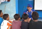Berbagi Ilmu, Menanam Harapan: Langkah Kecil Aipda Bambang Untuk Anak Pesisir