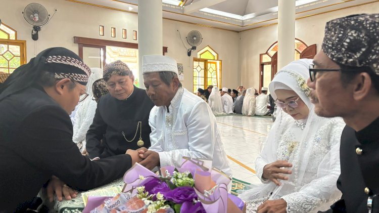 Sekretaris Daerah Banjarnegara, Drs. Indarto, M.Si Menghadiri Acara Nikah Massal Gratis. Arief Ferdianto/RMOLJawaTengah