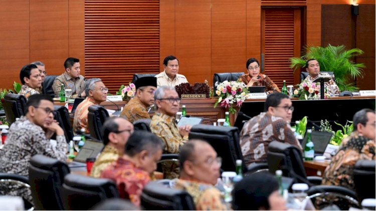 Presiden Prabowo Subianto saat menyampaikan keterangan persnya di Kantor Kementerian Keuangan Jakarta, pada Selasa (31/12/2024). (BPMI Setpres)