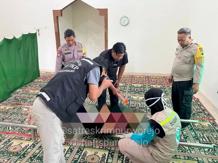 Anggota Satreskrim Polres Purworejo, Identifikasi (Inafis), dan Polsek Bruno mendatangi lokasi kejadian seorang pria meninggal dunia akibat disengat lebah (tawon gung) dan terjatuh dari pohon durian di Desa Tegalsari, Kecamatan Bruno, Kabupaten Purworejo, Minggu (5/1/2025). Humas Polres Purworejo