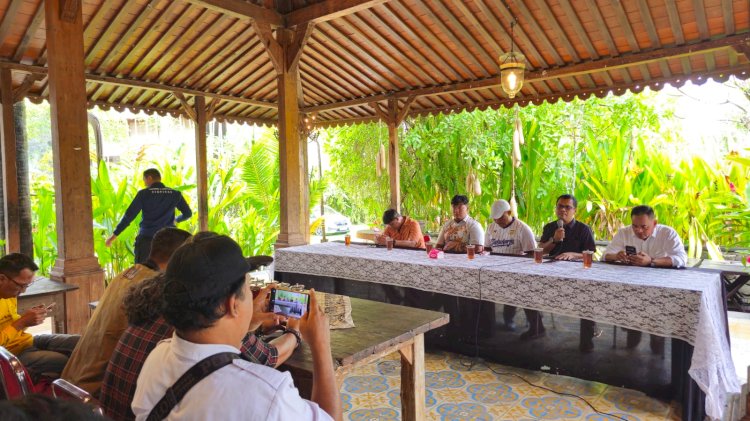 Manager Persiharjo, Rildo Ananda Supradi Bicara Kepada Wartawan Dalam Konferensi Pers Di Sukoharjo. Istimewa