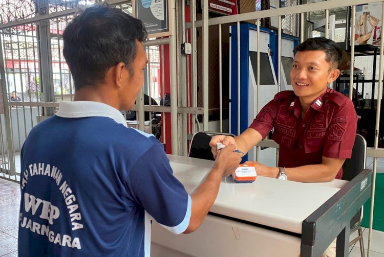 Warga binaan Rutan Banjarnegara menerima Premi dalam bentuk saldo BRIZI atau uang elektronik. Arief Ferdianto/RMOLJateng