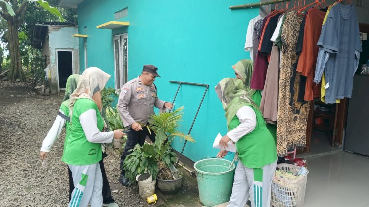 Pelaksanaan Kegiatan Pemeriksaan Jentik Berkala Oleh Berbagai Pihak Terkait, Termasuk Petugas Kesehatan Dari Puskesmas Kalimanah, Kepala Desa Grecol, Babinsa Koramil Kalimanah, Bhabinkamtibmas Desa Grecol, Serta Para Kader Kesehatan Desa Grecol.  