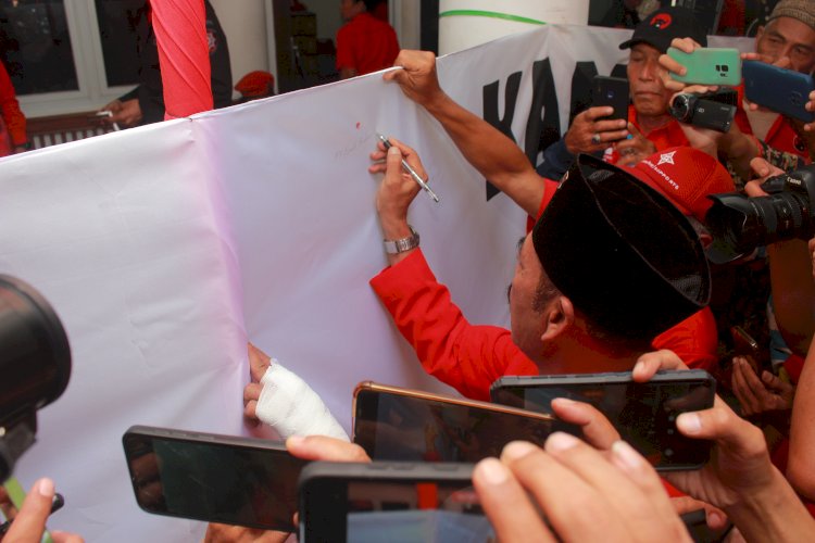 Ketua DPC PDIP Solo FX Hadi Rudyatmo tanda tangan dan cap jempol darah dukung Megawati. Dian Tanti/RMOLJateng